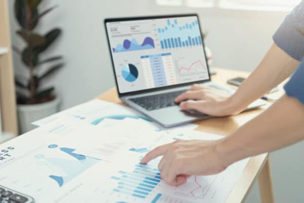 analisis de datos ordenador y papel
