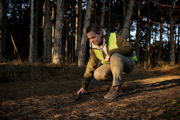 mujer guarda forestal en el bosque