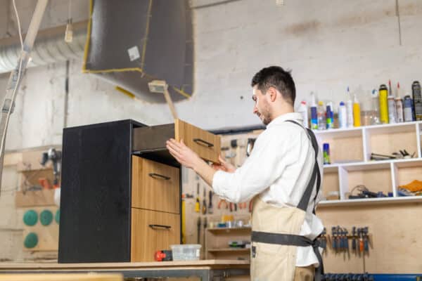 Aplicación de productos superficiales de acabado en carpintería y mueble