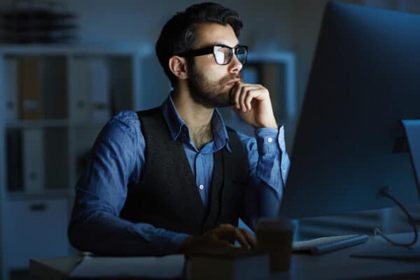 hombre trabajando de noche en el pc