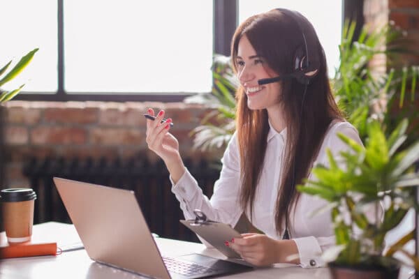 mujer secretaria hablando por teléfono