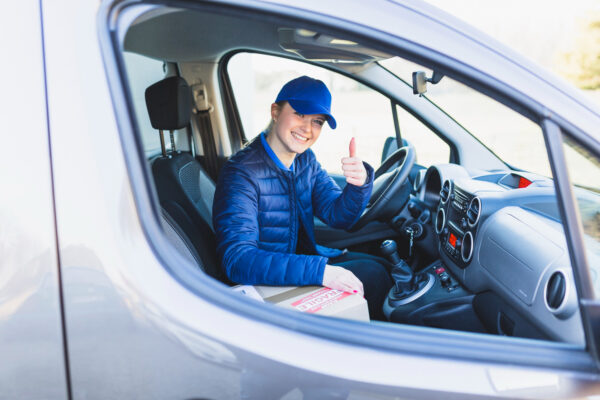 repartidor al volante de una furgoneta