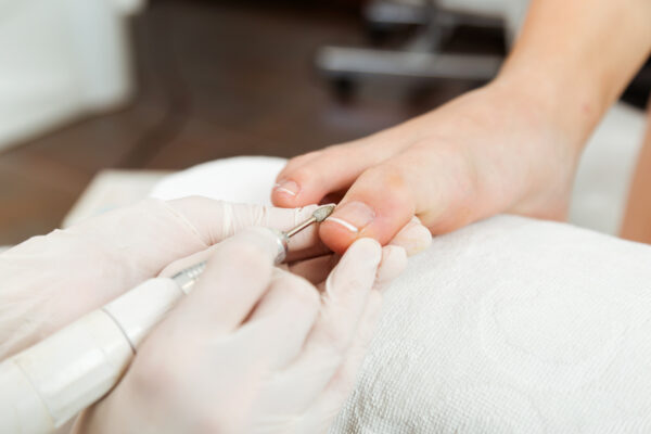 mujer haciendo la pedicura