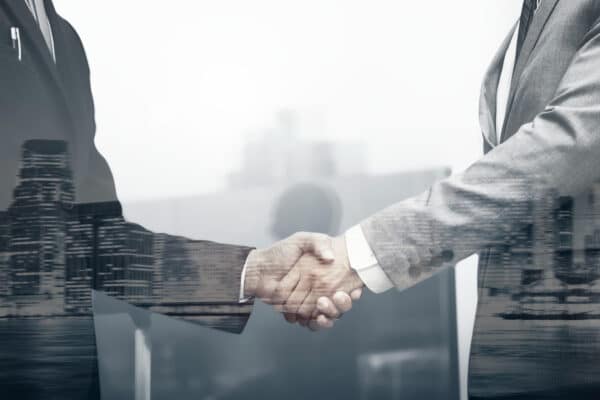 socios de negocios cerrando un trato