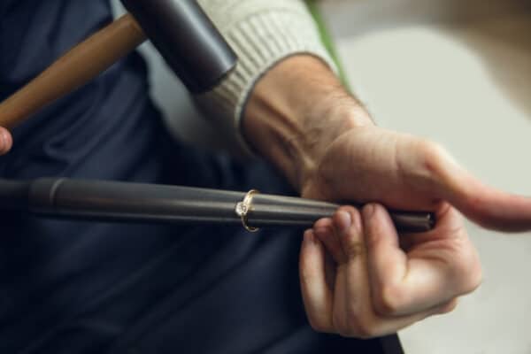 joyero reparando anillo