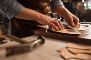 Preparador cosedor de cuero ante y napa