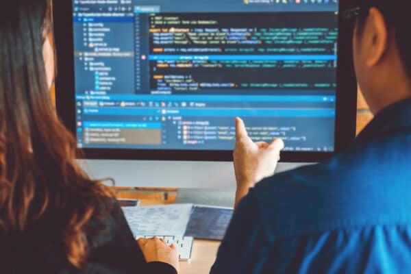personas de espalda programando