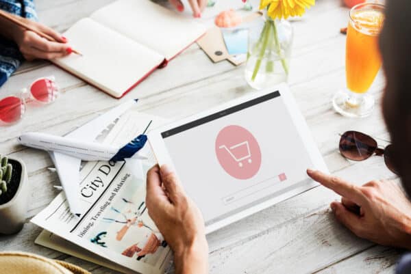 mano con tablet ecommerce