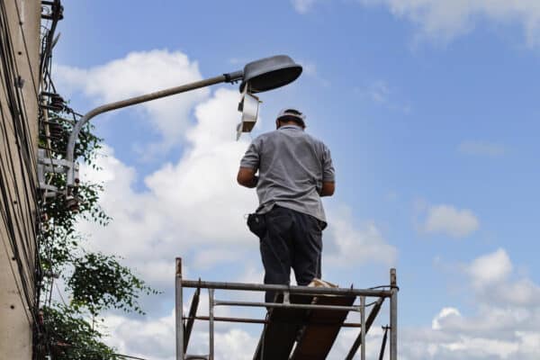 electricista arreglando una farola