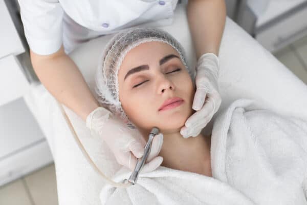mujer recibiendo tratamiento de belleza