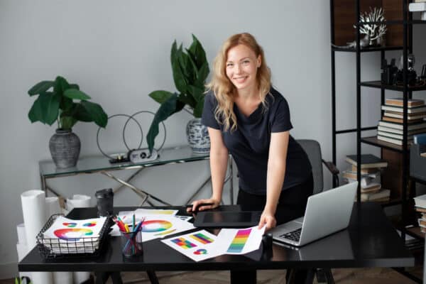 mujer diseñadora eligiendo pantone