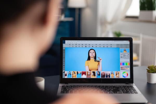 persona de espaldas editando una foto en portátil