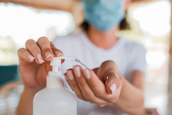 mujer echándose gel hidroalcohólico