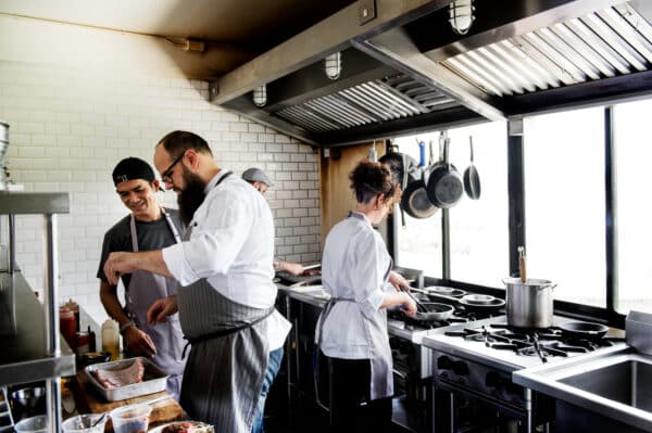 cocinero enseñando a pinches