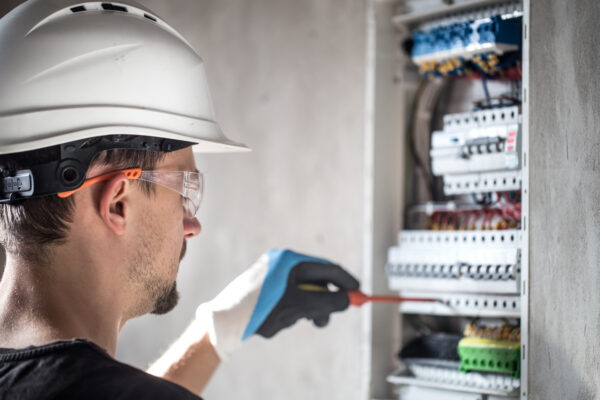 electromecánico arreglando unos fusibles