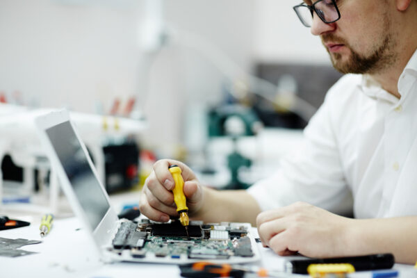 técnico electrónico reparando una placa base