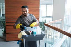 Limpieza de superficies y mobiliario en edificios y locales