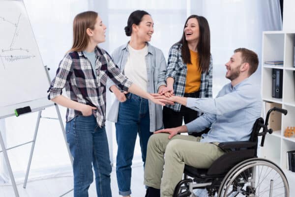 hombre en silla de ruedas en equipo de trabajo