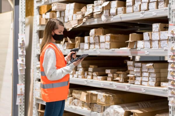 mujer haciendo inventario en almacén