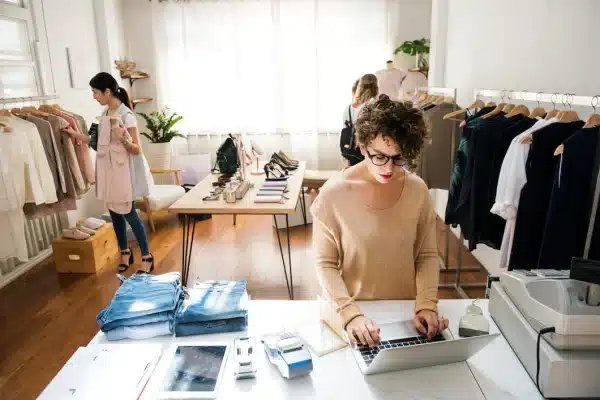 mujer emprendedora usando portátil