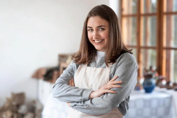 mujer sonriente en alfarería