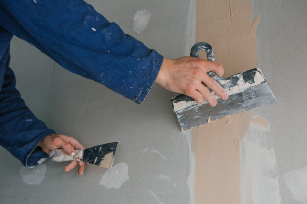 hombre enyesando una pared