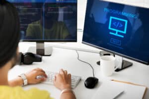 mujer programando