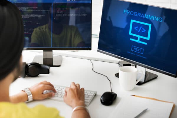 mujer programando