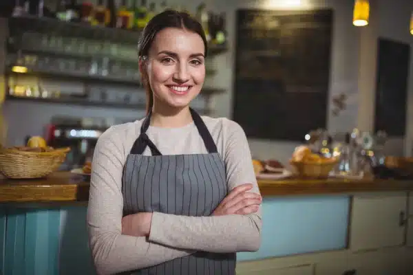 mujer sonriente hostelera