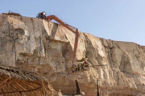 Cantera de piedra con dos grúas