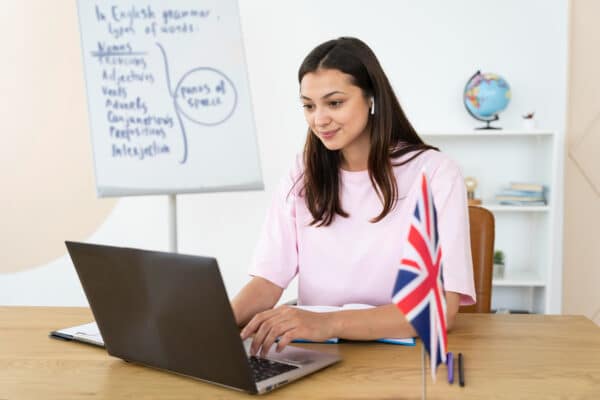 Mujer con portátil y bandera británica
