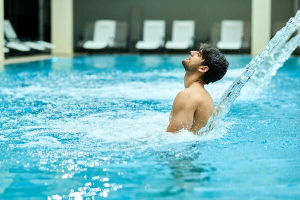 hombre joven en piscina termak