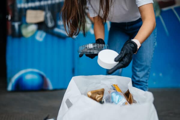 mujer reciclando basura.