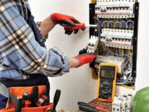 MONTAJE Y MANTENIMIENTO DE INSTALACIONES  ELÉCTRICAS DE INTERIOR